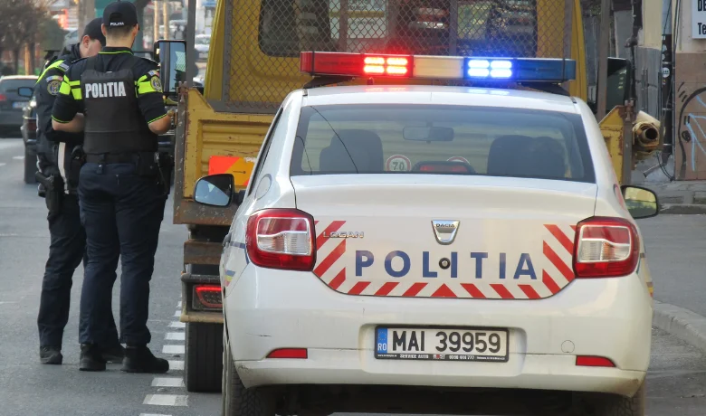 Policial multando uma pessoa no trânsito