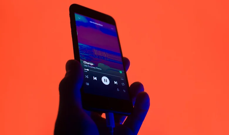Celular com música tocando no fone de ouvido