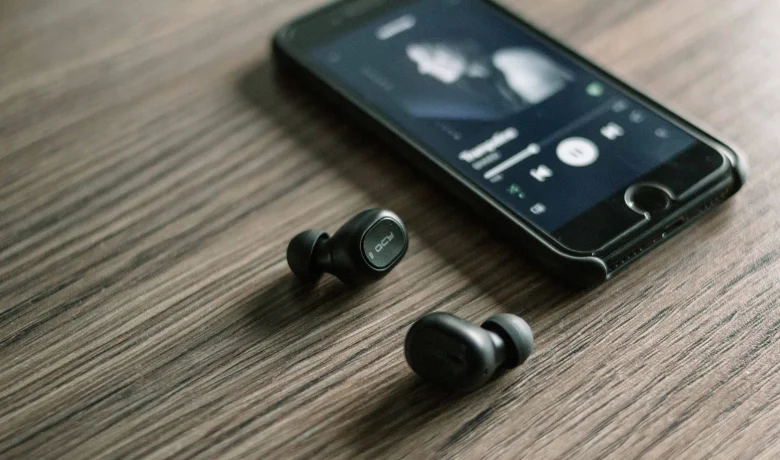 Celular com o spotify aberto