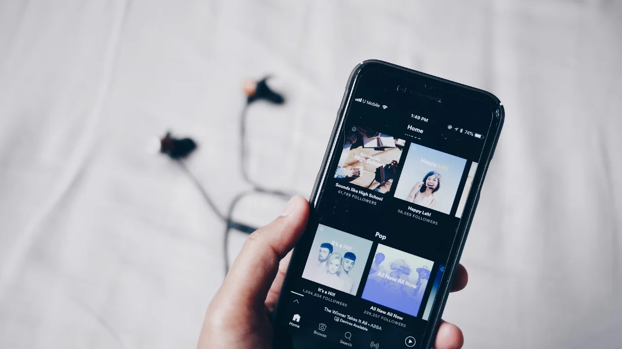 Spotify アプリを開いた携帯電話