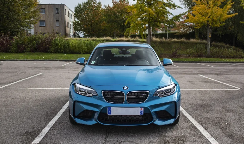 駐車場に停まっている青いBMW