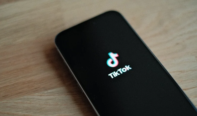Celular android abrindo o Tiktok