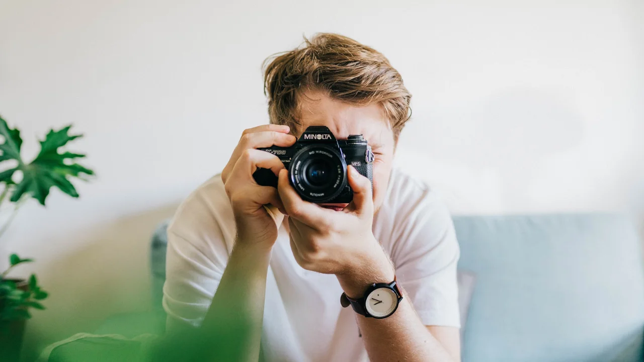 カメラで写真を撮る男性