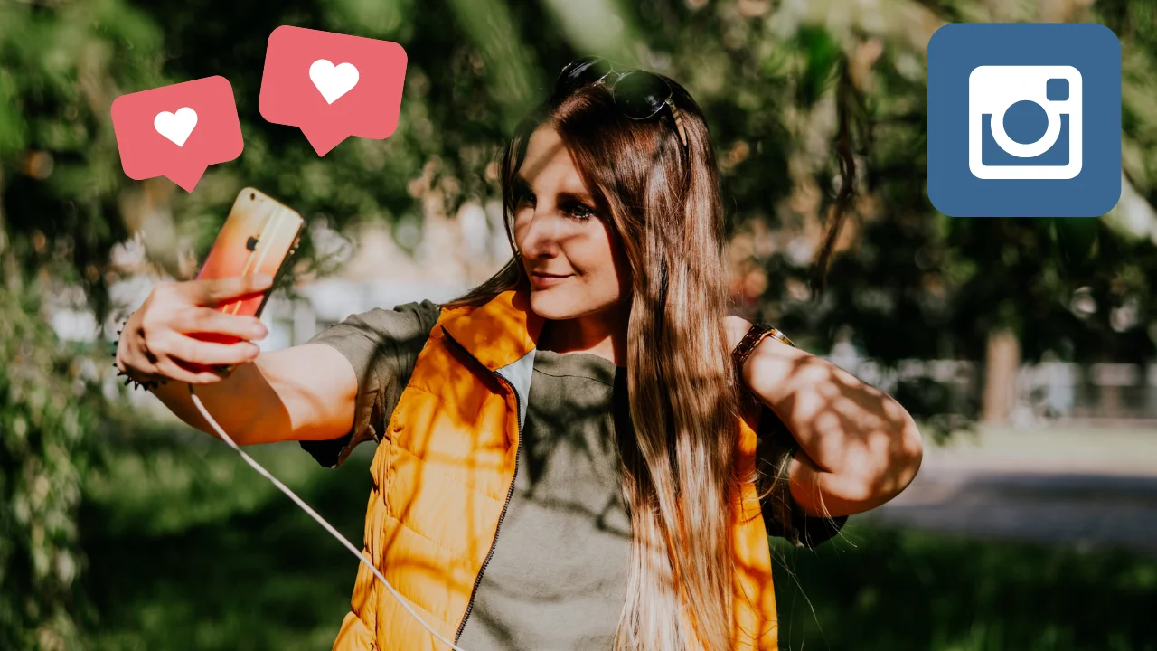 Femme enregistrant une vidéo avec son téléphone portable