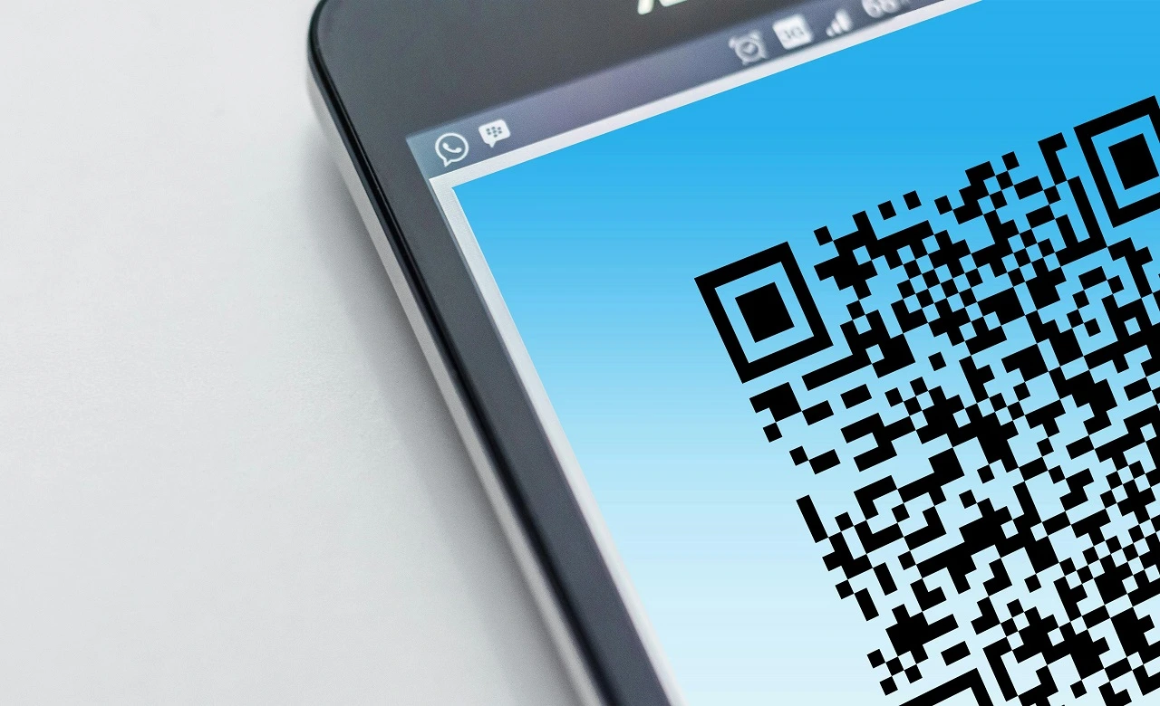 Código QR en la pantalla de un teléfono inteligente