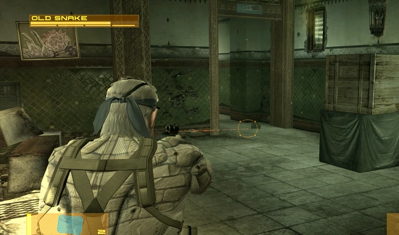 Old Snake, protagonis Metal Gear Solid IV: Guns of The Patriots dalam salah satu misi siluman di awal permainan