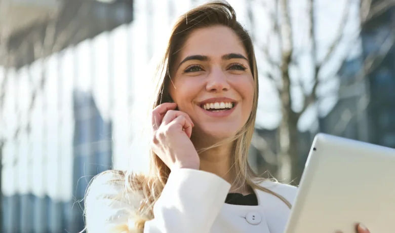 Wanita berkomunikasi melalui smartphone