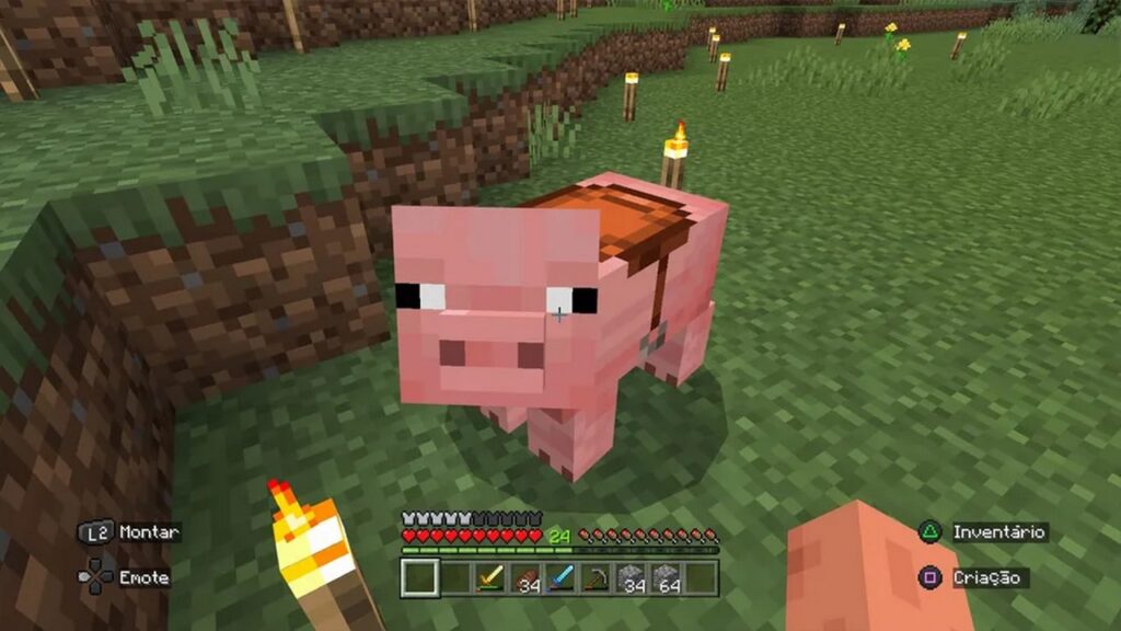 Imagem mostrando um porco de Minecraft usando a sela (como fazer sela no Minecraft)